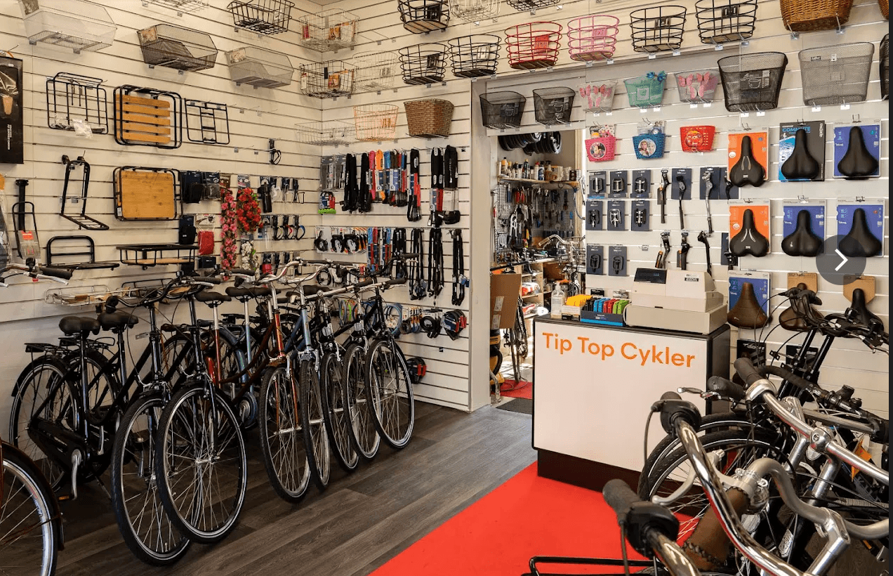 Tip Top Cykler — imødekommende butik med cykler på rad og rekke