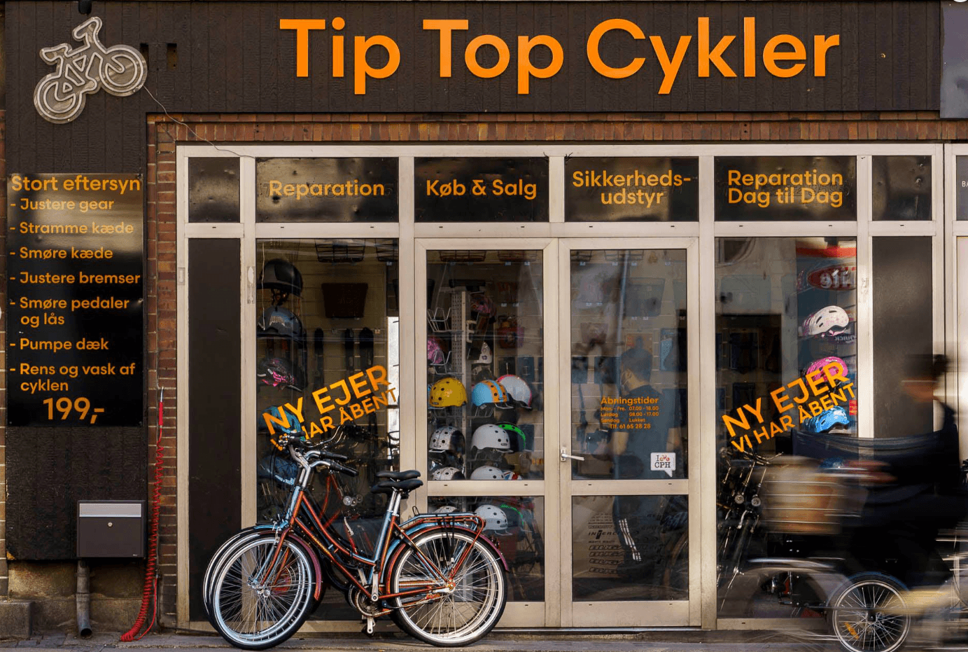 Tip Top Cykler — butikken udefra med cykler ved facaden